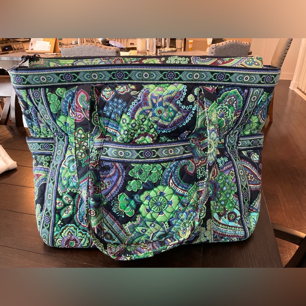 Vera Bradley zippered large tote
Blue Rhapsody (retired) pattern